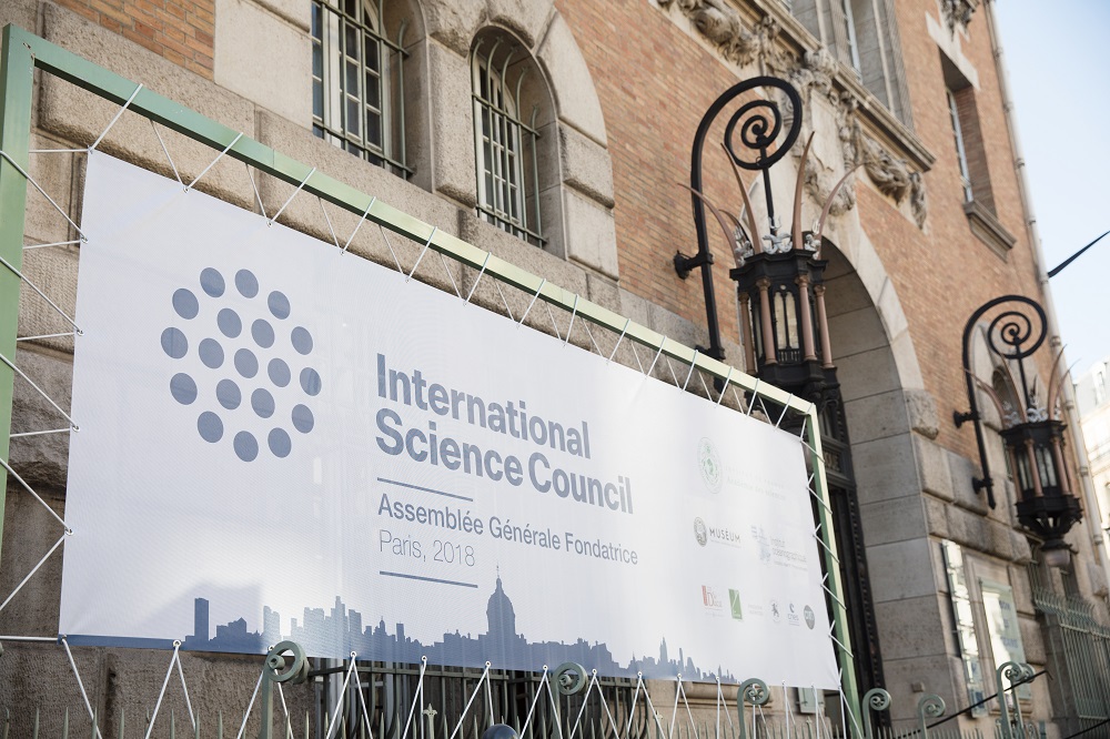 Banner de ISC en la fundación de la Asamblea General