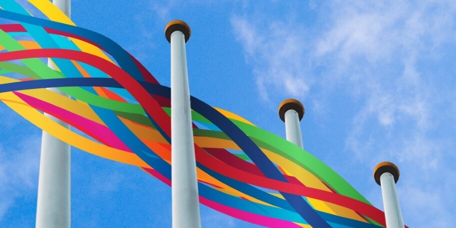 mastros de bandeira e fita arco-íris