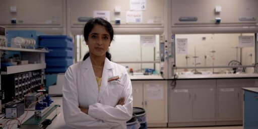 mulher cientista em um laboratório