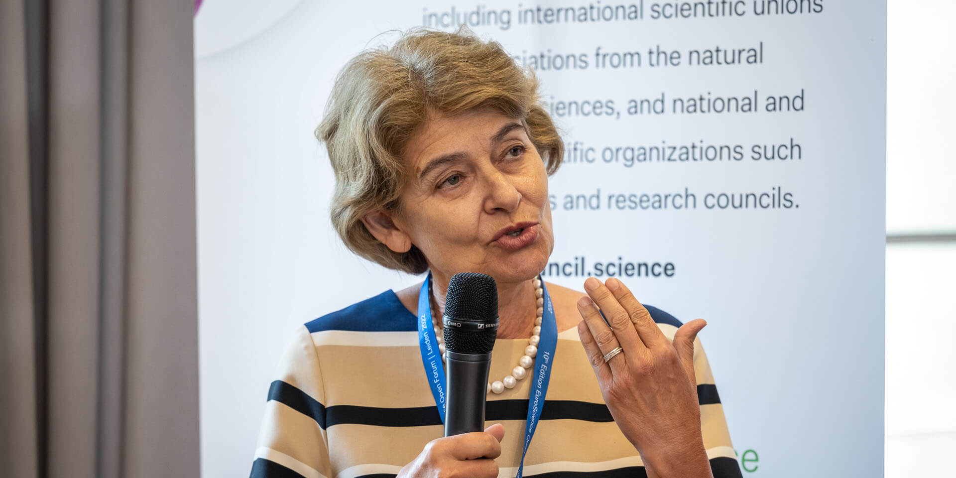 ISC Patrona Irina Bokova falando no ESOF2022