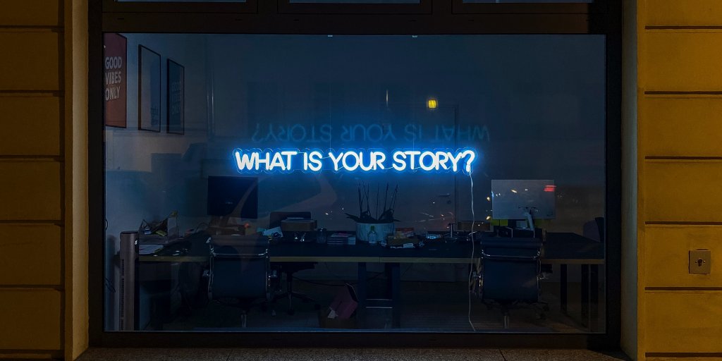 Semn neon cu cuvintele care este povestea ta