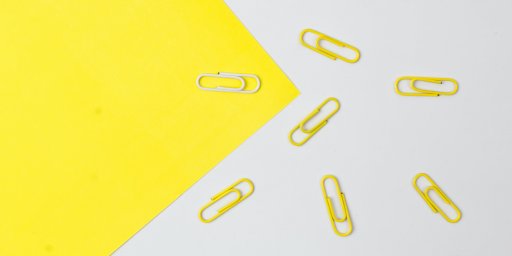 clips de papel amarillos