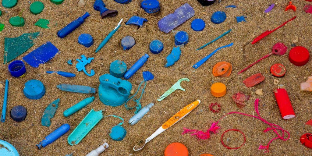 detritos plásticos coloridos em uma praia