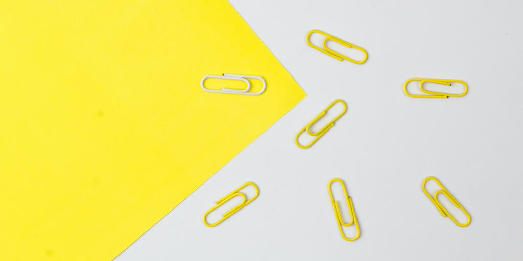 clipes de papel amarelo