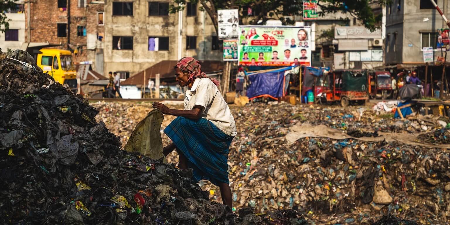 Resum de polítiques: Creació d'una interfície forta entre la ciència, la política i la societat per abordar la contaminació mundial per plàstics