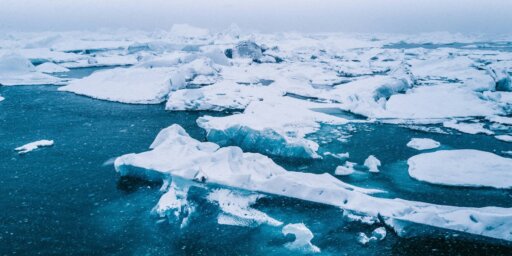 Una vista de los icebergs en el océano.