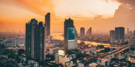 Ein Blick auf die Stadt Bangkok bei Sonnenuntergang