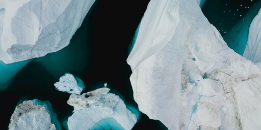 Вид с воздуха (с дрона) на арктические айсберги