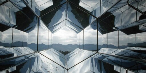 Reflecția cerului în sticla unei clădiri