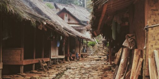Cases de fusta marró en un poble
