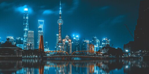منظر لأفق مدينة شنغهاي في الصين أثناء الليل