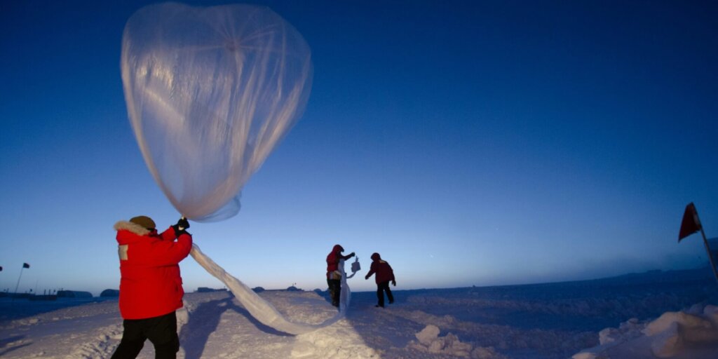 オゾンゾンデ気球を打ち上げようとする人