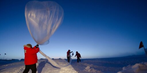 Persono provanta lanĉi ozonsondan balonon