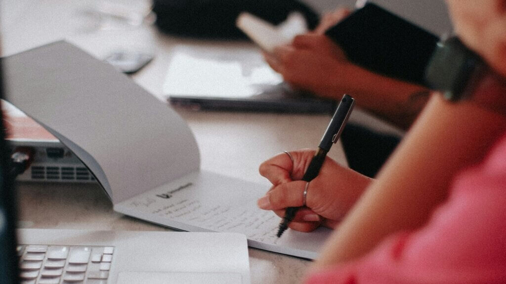 메모장에 글을 쓰는 사람