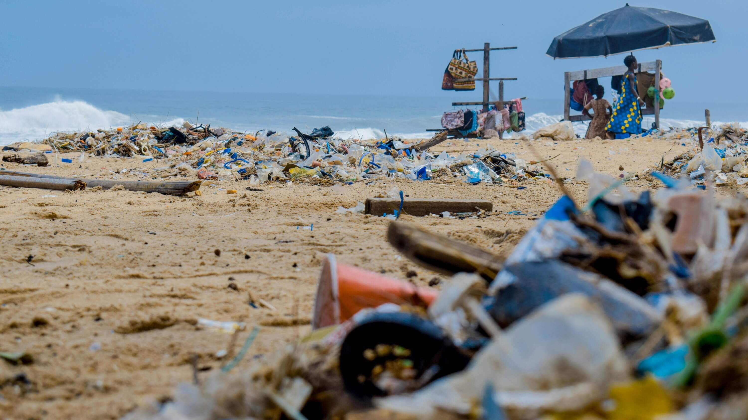 Plasticvervuiling op een strand