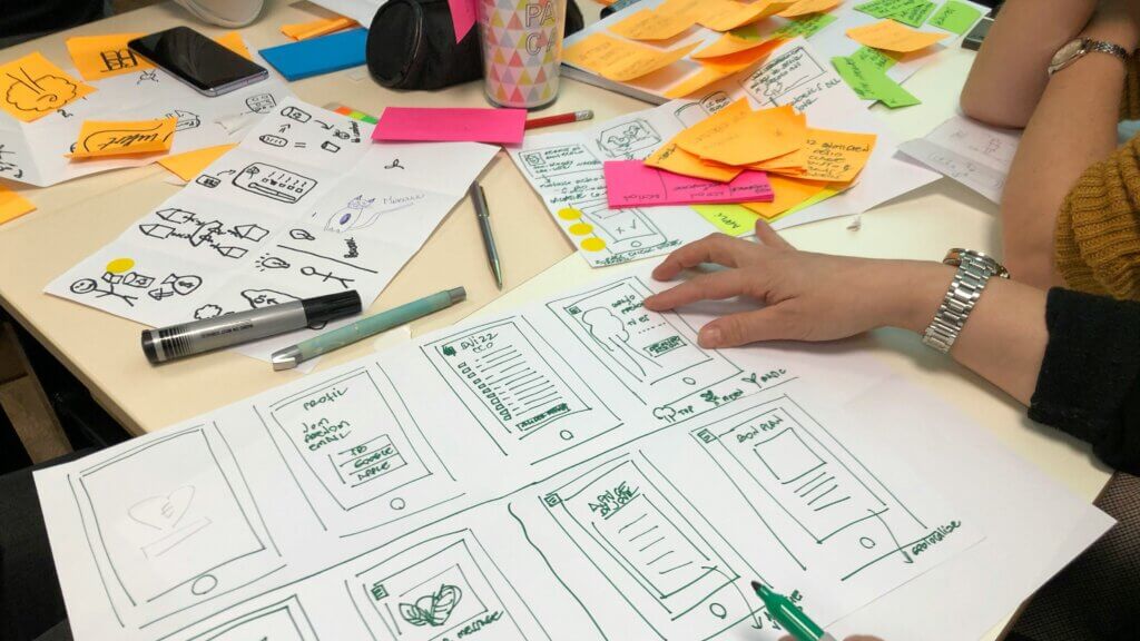 persona escrivint en paper d'impressió