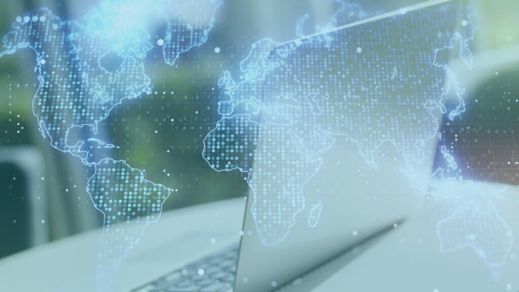 ríomhaire le forleagan de léarscáil an domhain