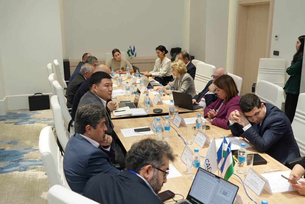 غرفة اجتماعات مع المشاركين