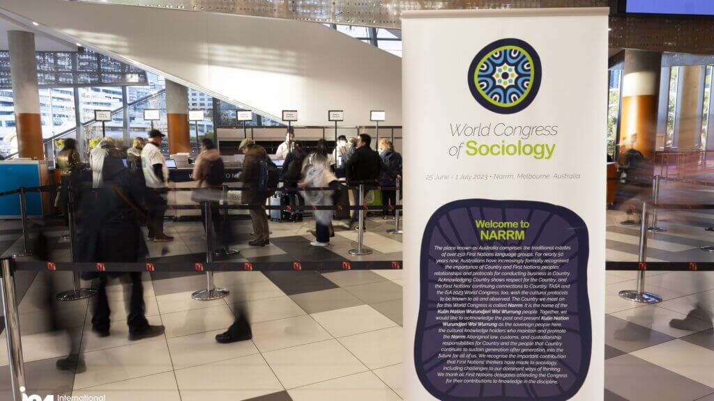 grúpa daoine ag comhdháil