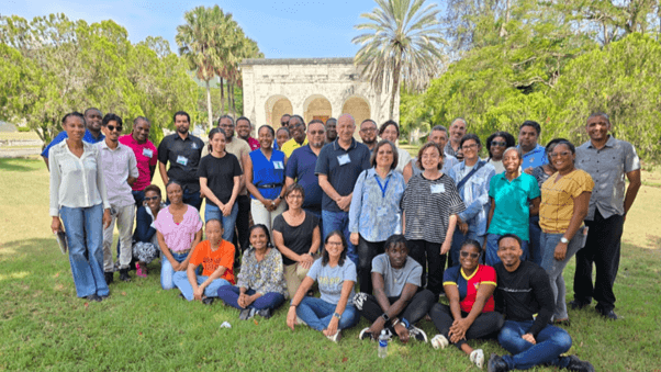 ಚಿತ್ರ 2. ಮೋನಾದ ವೆಸ್ಟ್ ಇಂಡೀಸ್ ವಿಶ್ವವಿದ್ಯಾಲಯದ ವಿಜ್ಞಾನ ಮತ್ತು ತಂತ್ರಜ್ಞಾನ ವಿಭಾಗದ ರಸಾಯನಶಾಸ್ತ್ರ ವಿಭಾಗದ crXstal ನಲ್ಲಿ ಜೂನ್ 2-7, 2025 ರಿಂದ ಆಯೋಜಿಸಲಾದ ಉದ್ಘಾಟನಾ ಕೆರಿಬಿಯನ್ ಕ್ರಿಸ್ಟಲೋಗ್ರಫಿ ಶಾಲೆಯ ವಿದ್ಯಾರ್ಥಿಗಳು, ಉಪನ್ಯಾಸಕರು ಮತ್ತು ಸಂಘಟಕರು. ಟಿ. ಕಾಲಿನ್ಸ್-ಫ್ರೇ ಅವರ ಛಾಯಾಚಿತ್ರ.