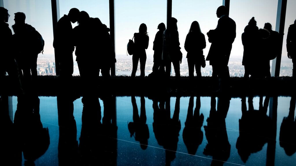 Een groep mensen voor een raam