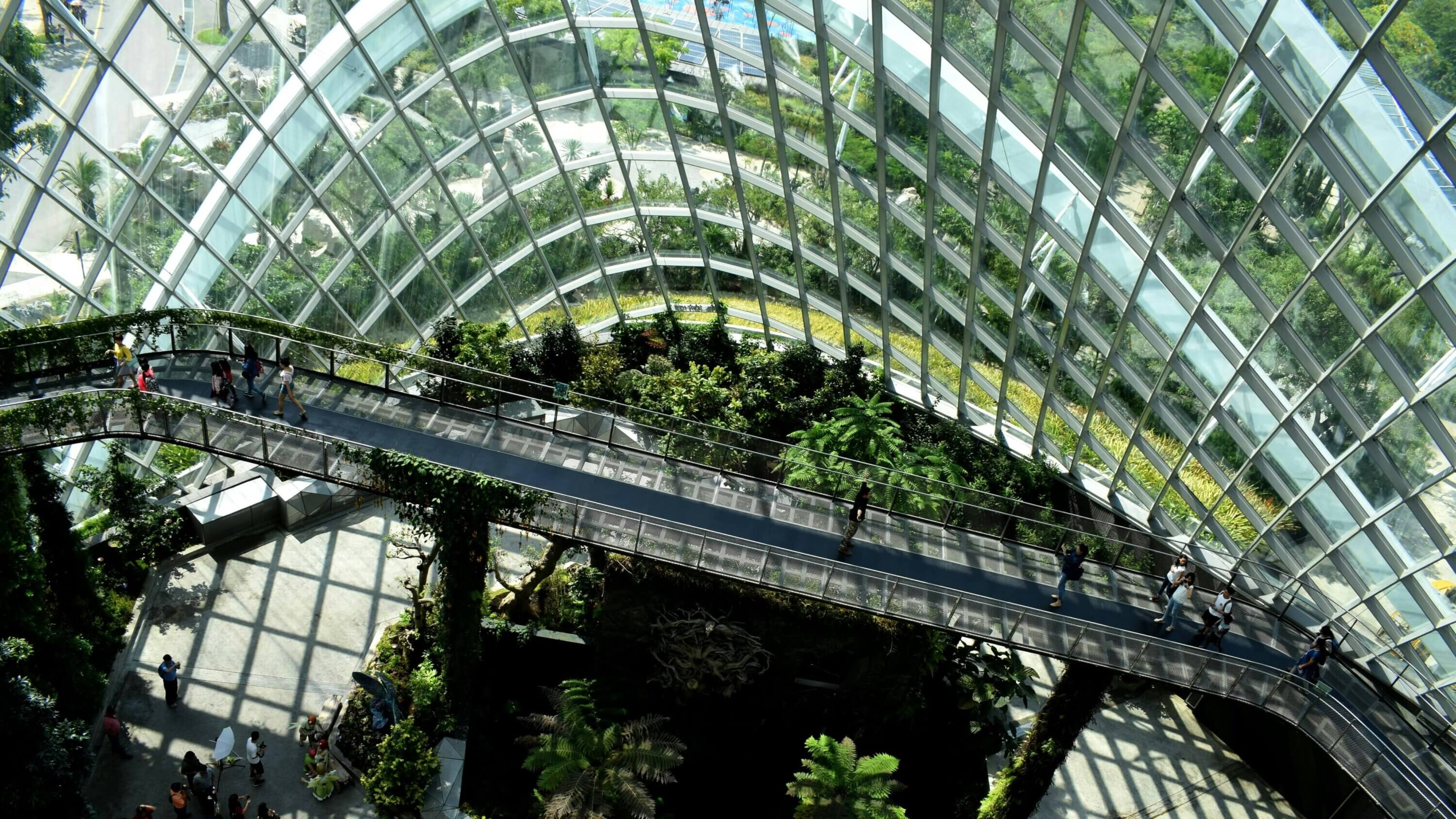 Singapurreko beirazko eraikin baten arkitektura-argazkia