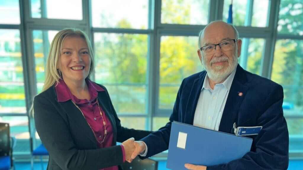 UNDRR 이사 Paola Albrito와 ISC 회장 Sir Peter Gluckman 글럭먼