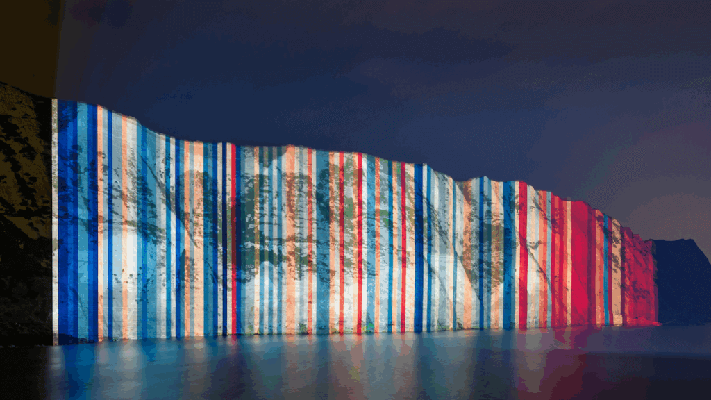 영국의 온난화 줄무늬는 2023년 6월 도버의 화이트 클리프에 투사되어 '줄무늬를 보여주세요'의 날을 기념했습니다.