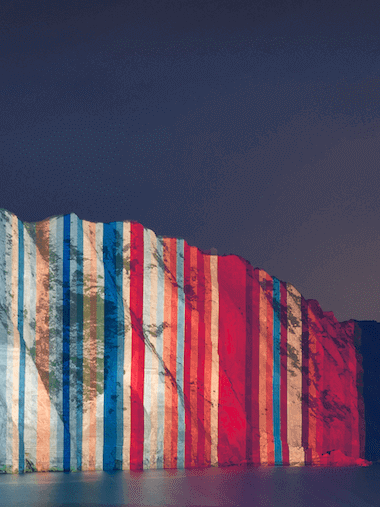 Les franges d'escalfament del Regne Unit es van projectar als penya-segats blancs de Dover el juny de 2023 per commemorar el dia Show Your Stripes.