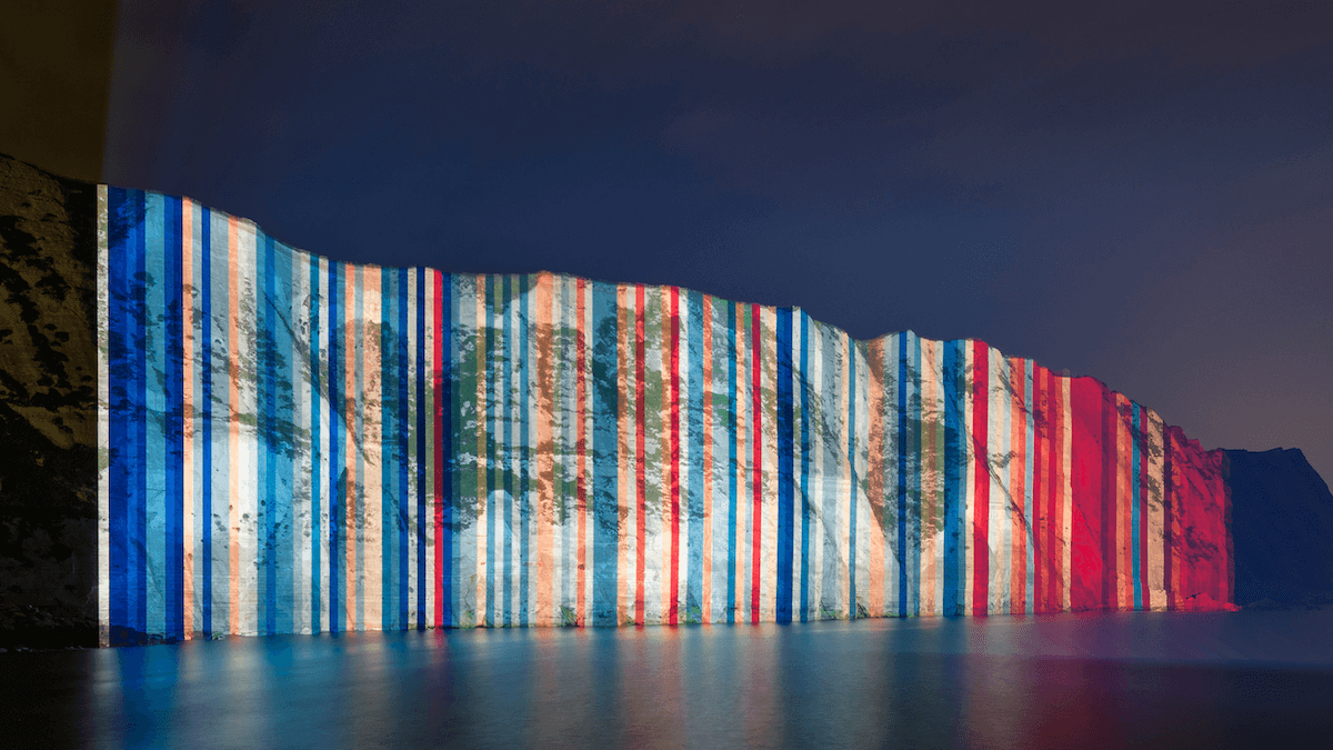 Les franges d'escalfament del Regne Unit es van projectar als penya-segats blancs de Dover el juny de 2023 per commemorar el dia Show Your Stripes.