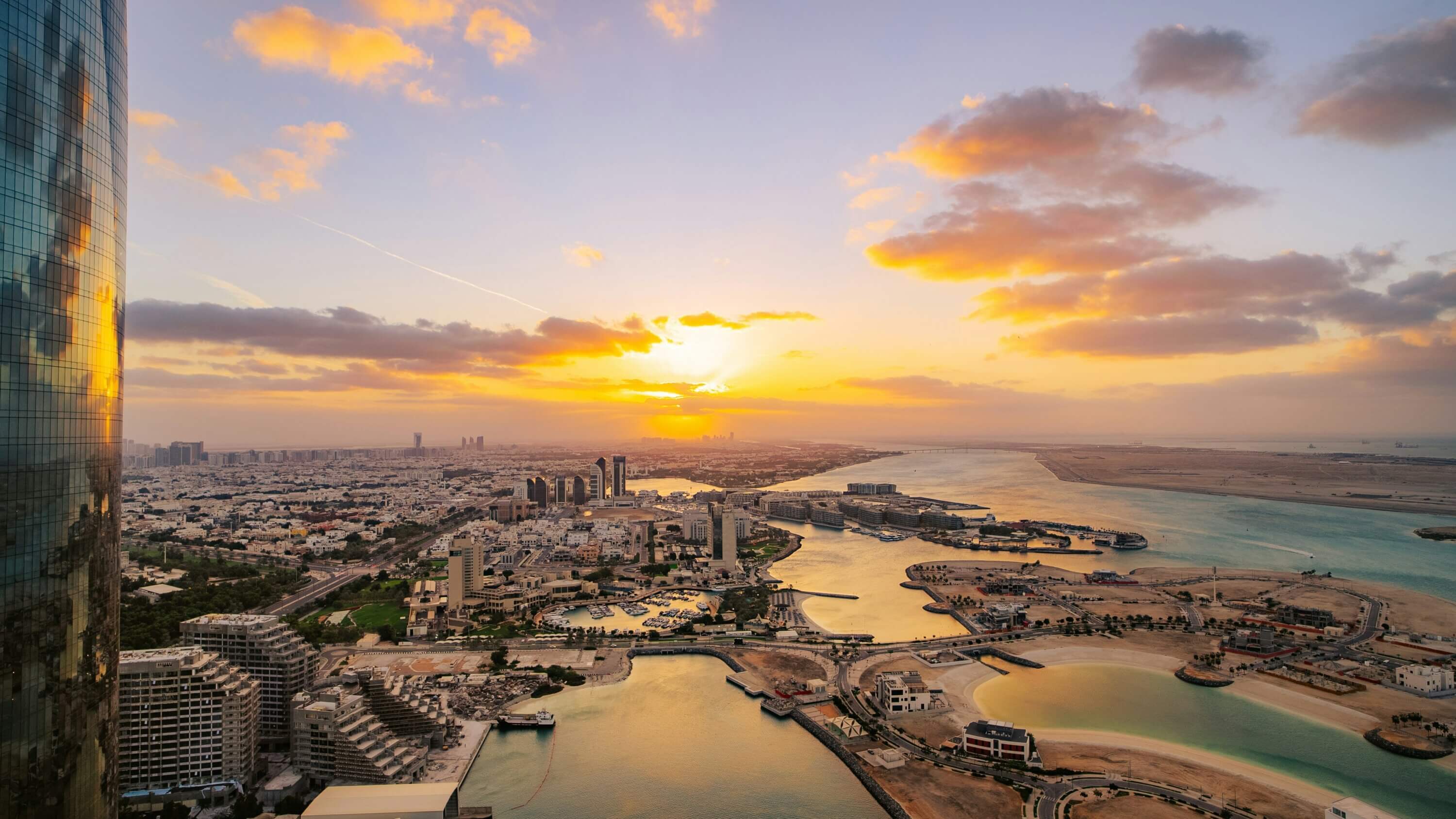 أبو ظبي، الإمارات العربية المتحدة أثناء غروب الشمس