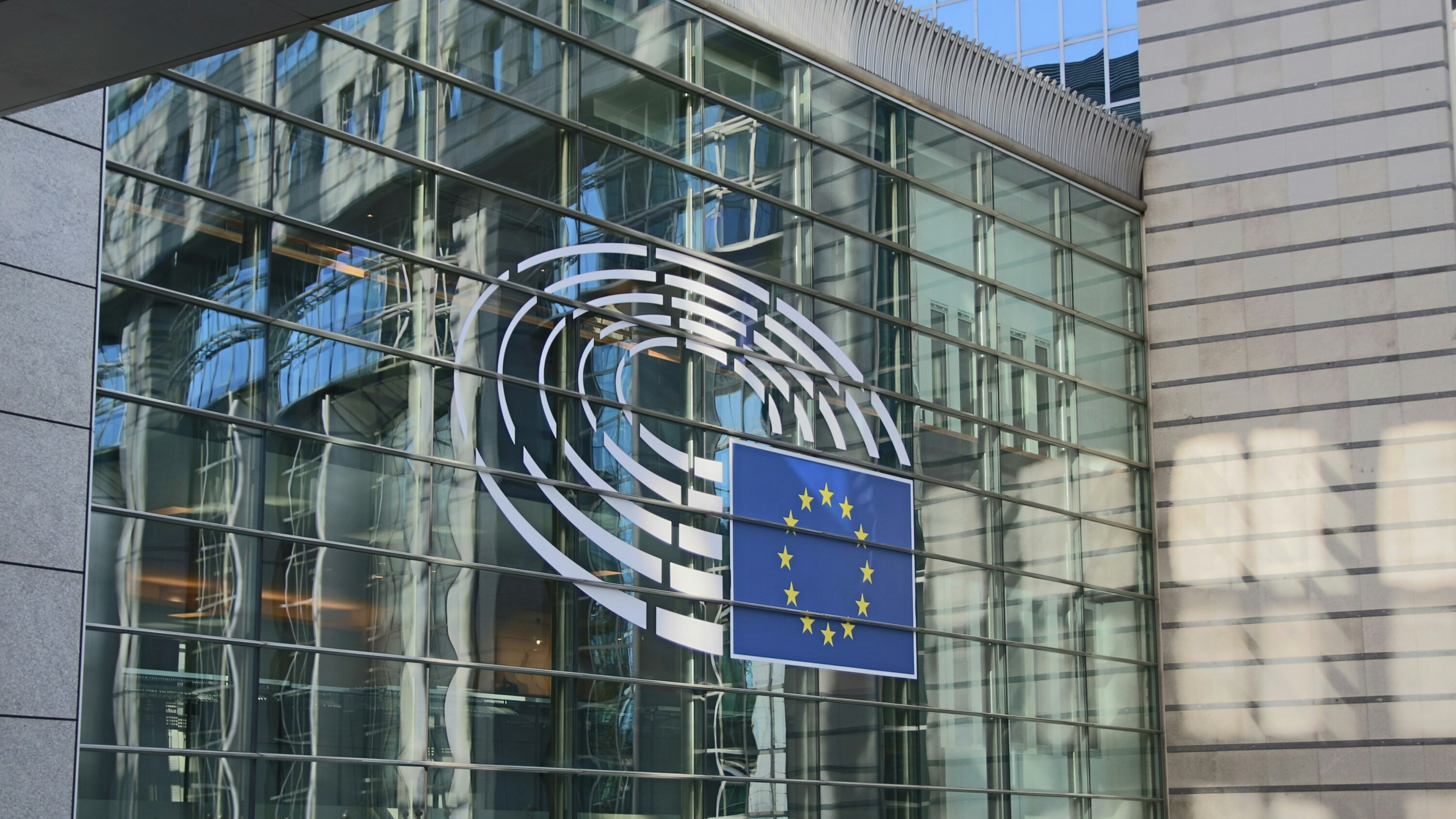 تفاصيل واجهة مبنى البرلمان الأوروبي "بول هنري سباك"