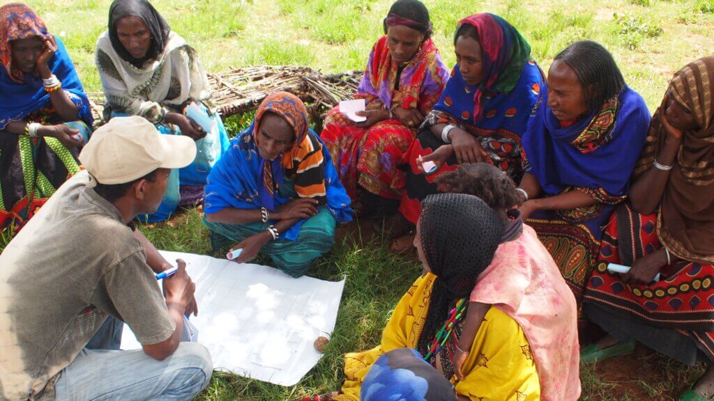 un grup de persones discutint, a l'Àfrica