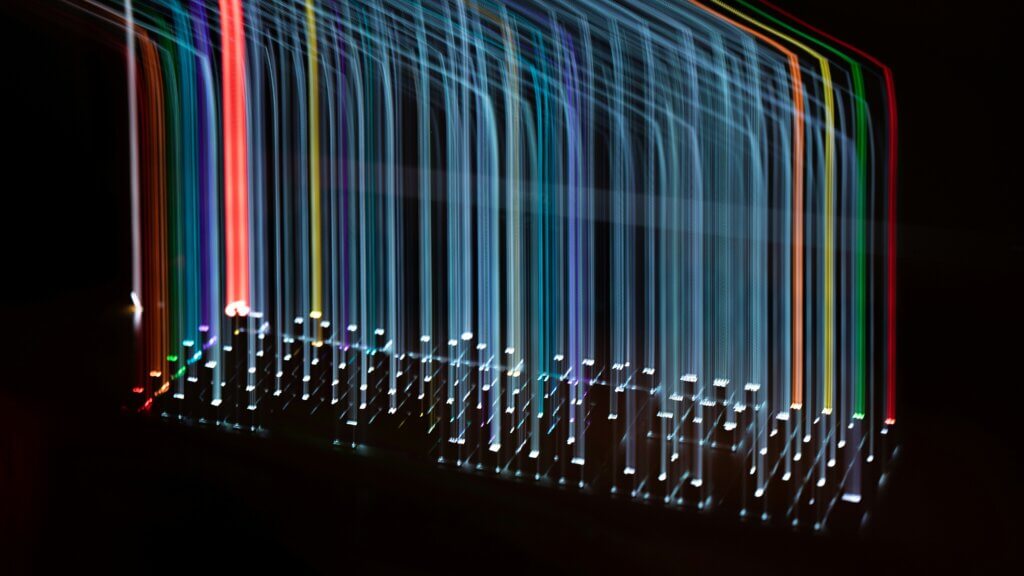 o fotografie cu expunere lungă a luminilor colorate în întuneric