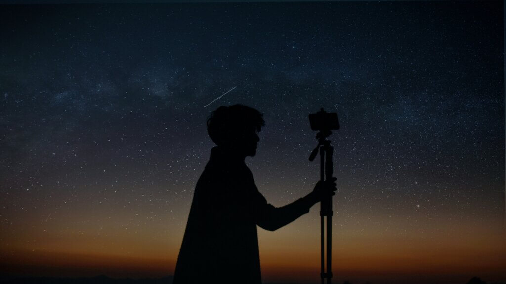 Силует на млад човек през нощта