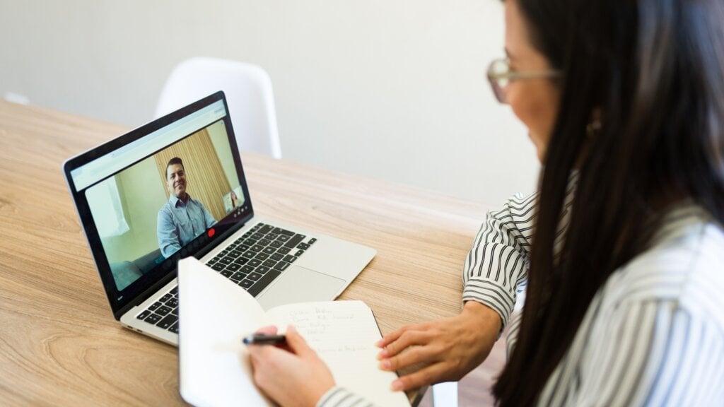 une femme en conférence téléphonique