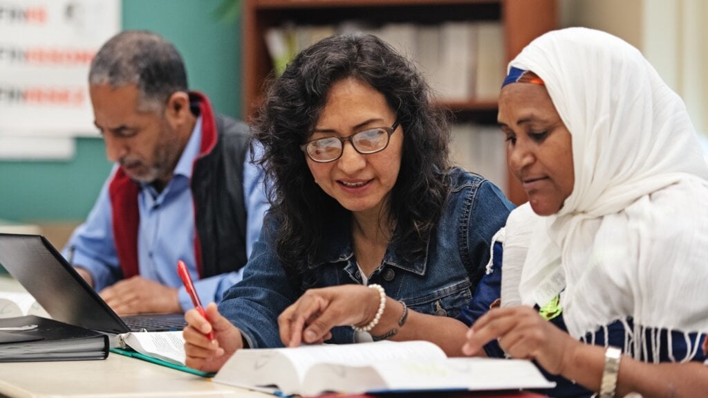 due donne che lavorano e leggono un libro
