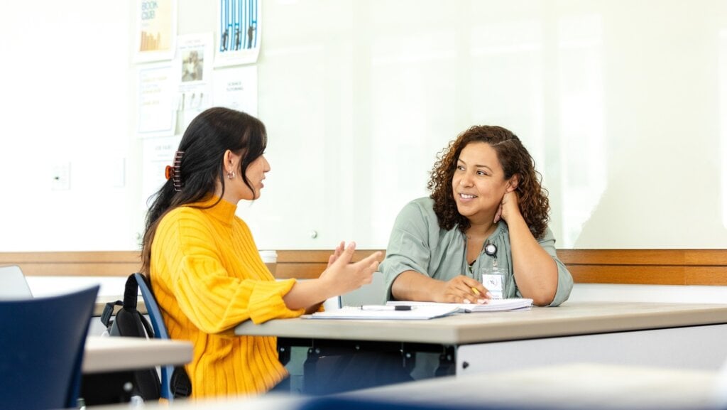 due studentesse che discutono